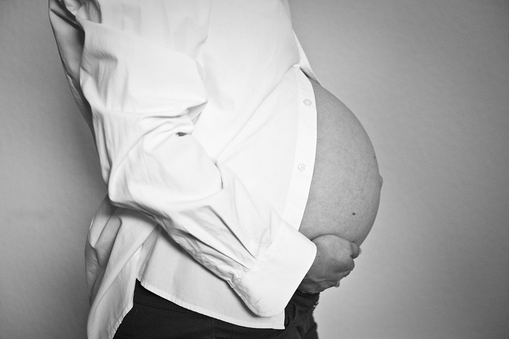 dicker-baby-bauch-der-schwangeren-dame in schwarz weiss, sehr schönes foto von flickr