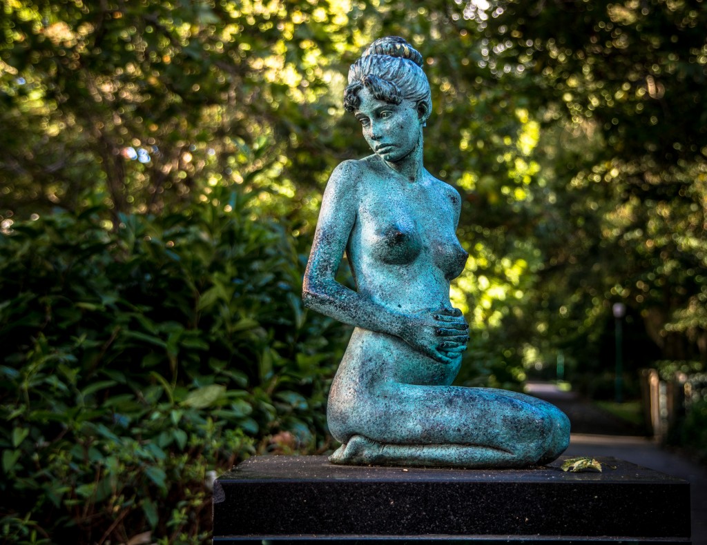 Statue von schwangerer Frau im Park
