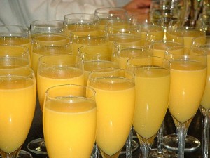 Orangensaft und Sekt in Glaesern