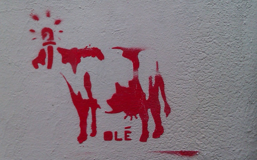 Graffiti Kuh auf Wand in rot