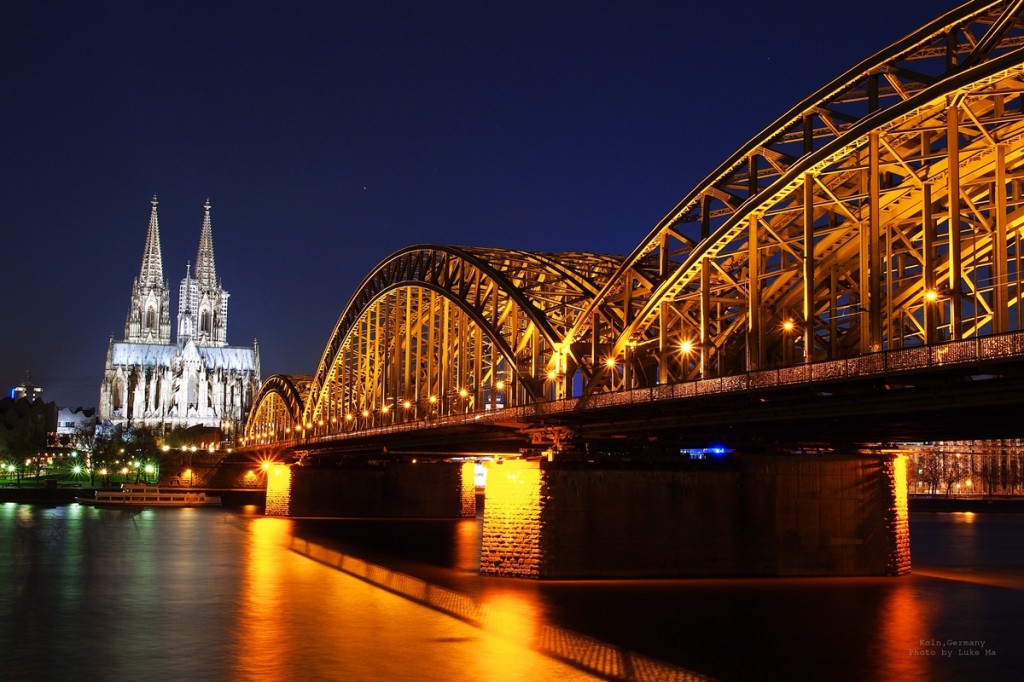 Koelner Dom und Bruecke bei Nacht