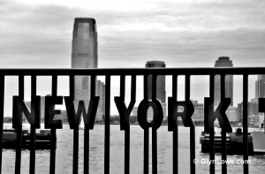 new york schriftzug mit haeusern im hintergrund