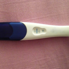 Der Schwangerschaftstest ist positiv, endlich schwanger und glücklich, freude auf die Schwangerschaft!
