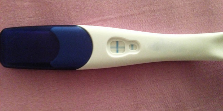 Der Schwangerschaftstest ist positiv, endlich schwanger und glücklich, freude auf die Schwangerschaft!