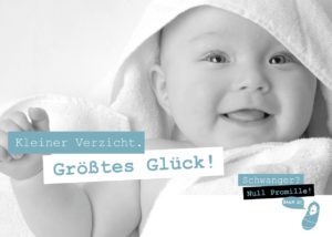 Bild von einem in ein Handtuch eingewickelten Baby, dazu der Spruch "Kleiner Verzicht. Größtes Glück!."