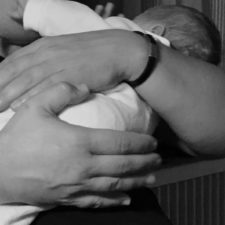 Frau hält Ihr ganz kleines Baby neugeboren im Arm