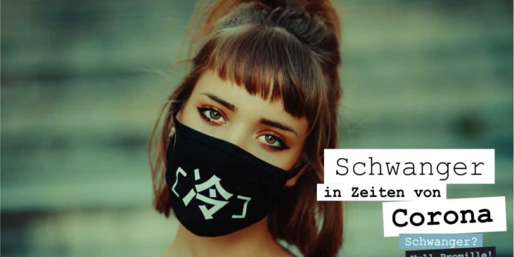 Eine schöne, schwangere Frau mit einer Alltags-Community-Mund-Nasen-Corona-Maske schaut in der Kamera mit geneigten Kopf - Schwanger-in-Zeiten-von-Corona