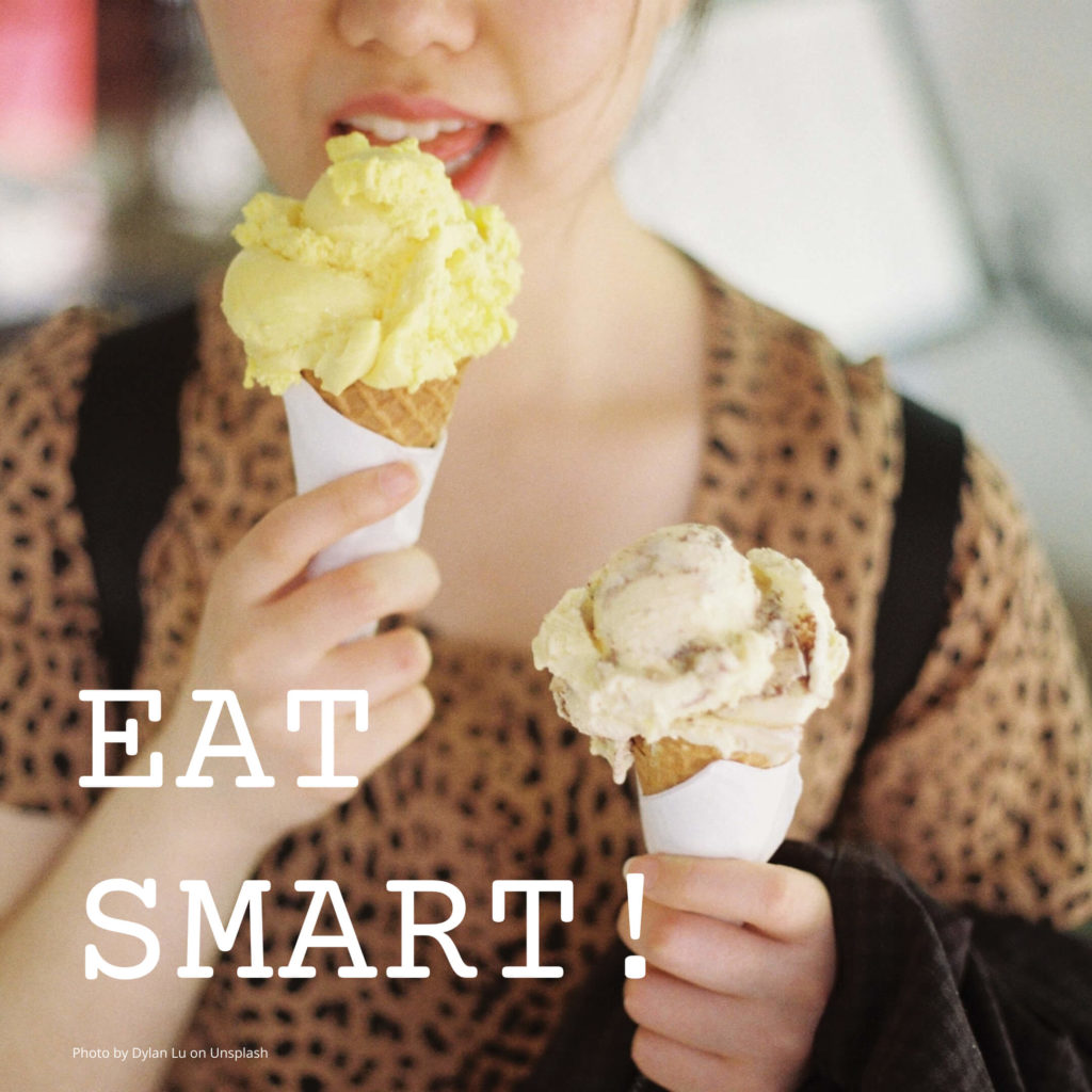 Frau mit zwei Waffeln Eis in der Hand