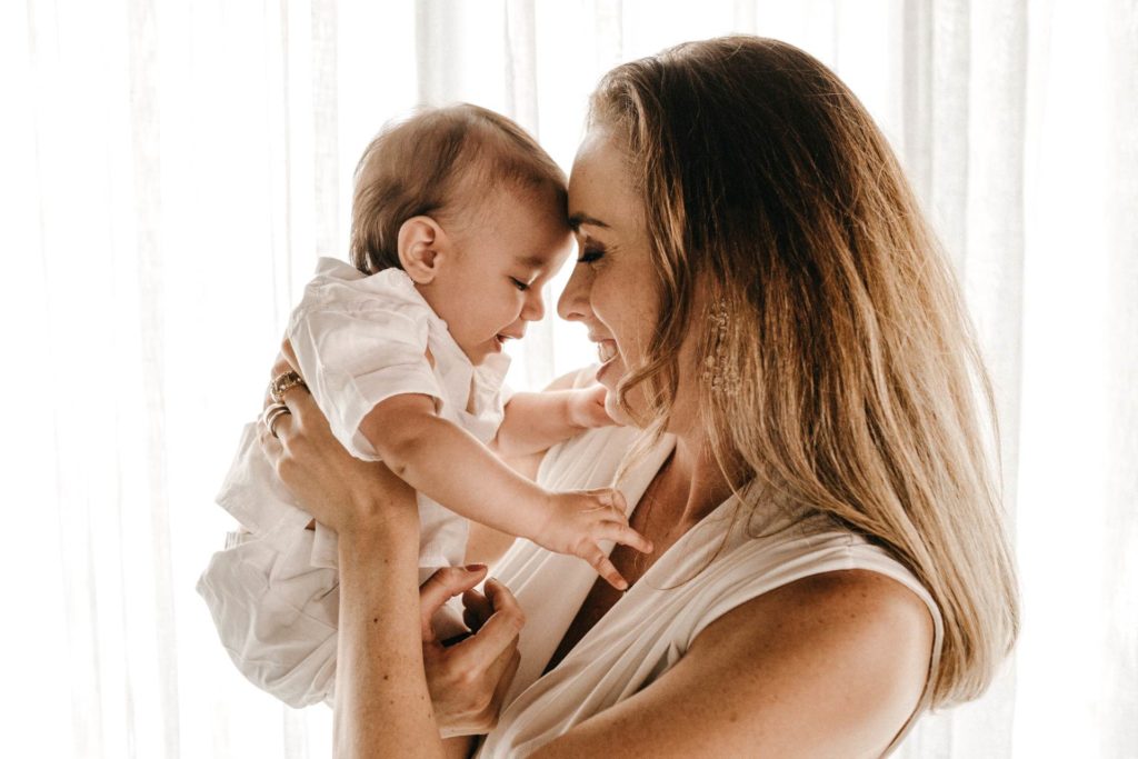 Frau haelt ein ganz kleines Baby in der Hand