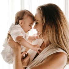 Frau haelt ein ganz kleines Baby in der Hand