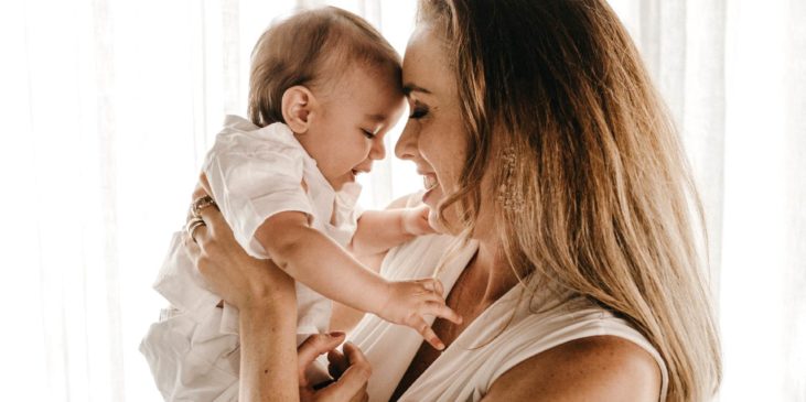 Frau haelt ein ganz kleines Baby in der Hand