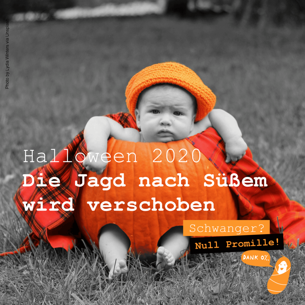 Im Kürbis sitzendes Baby an Halloween