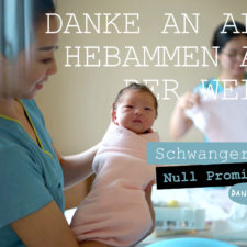 Eine Hebamme in China hält ein neugeborenes Baby im Arm - Danke-allen-Hebammen-Welthebammentag