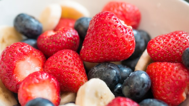 Tipps für das erste Trimester: Fruchtsalat als gesunder Snack