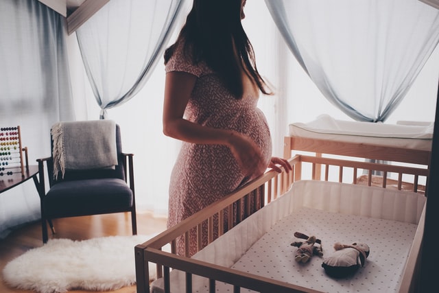 Mama bereitet sich auf ihr Baby vor, anders als in Schwangerschaftsfilmen.