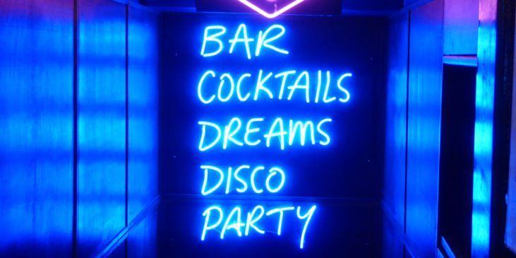 Neon Schild mit Bar Cocktails Dreams Disco Party