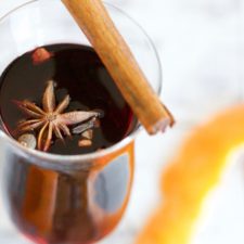 Glühwein mit Zimt und Sternanis in der Vorweihnachtszeit