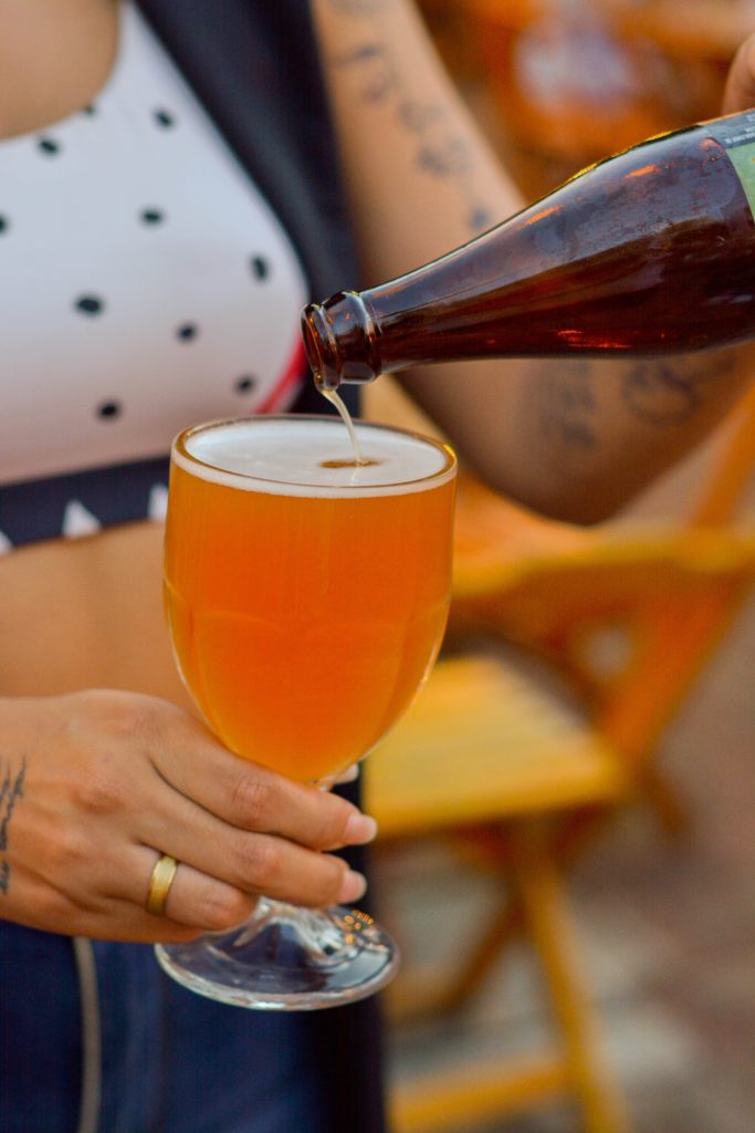 alkoholfreies bier mit null prozent alkohol wird von einer schwangeren fau getrunken um die schwangerschaft noch geheim zu halten, Party alkoholfrei