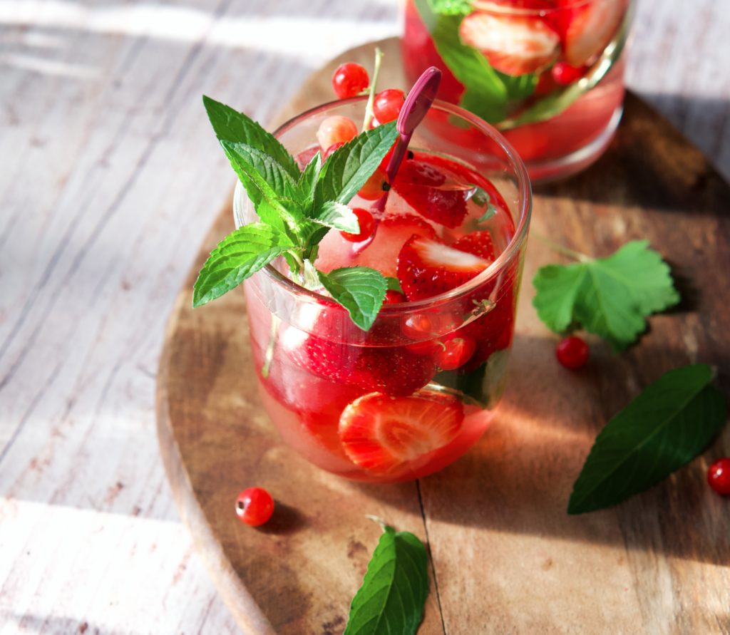 ein leckerer alkoholfreier cocktail für schwanger mit pfefferminze und erdberren 