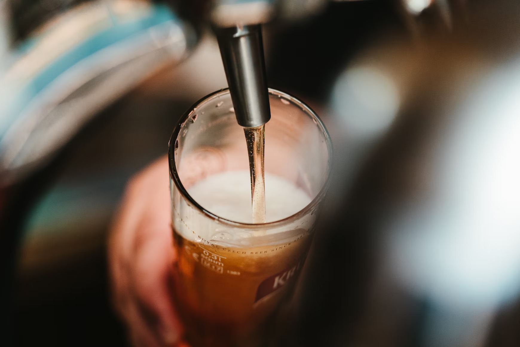 Bier wird in Glas eingeschenkt