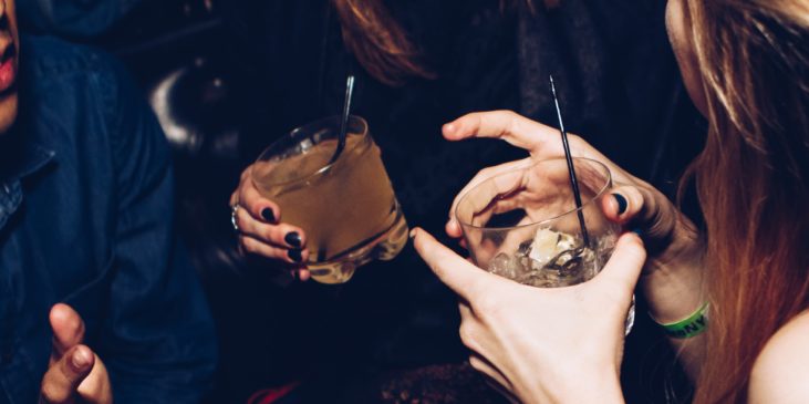 feiernde Frauen - hoffentlich nciht schwanger weil Alkohol in jeder Phase der Scwangerschaft schadet!