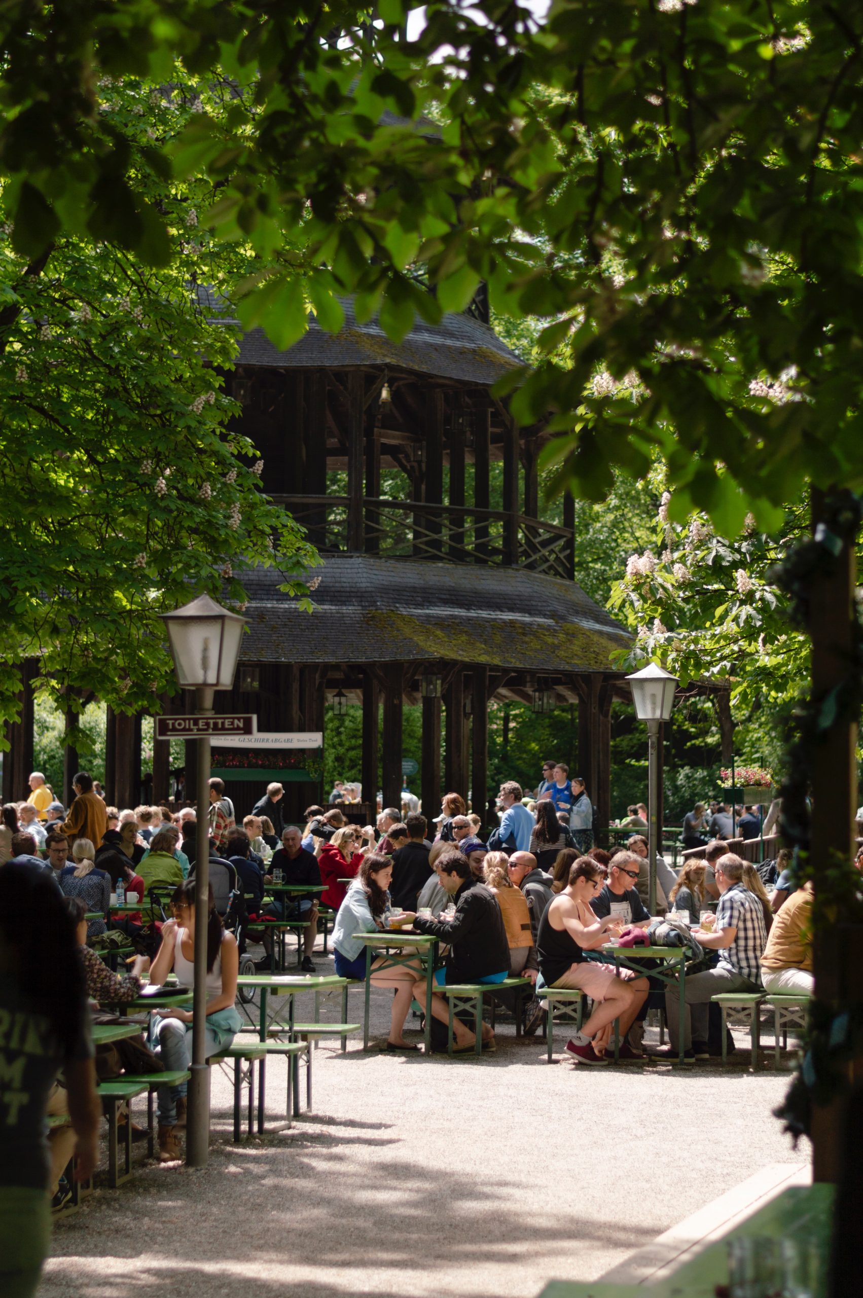 Viele Menschen sitzen im Biergarten am chinesischen Turm