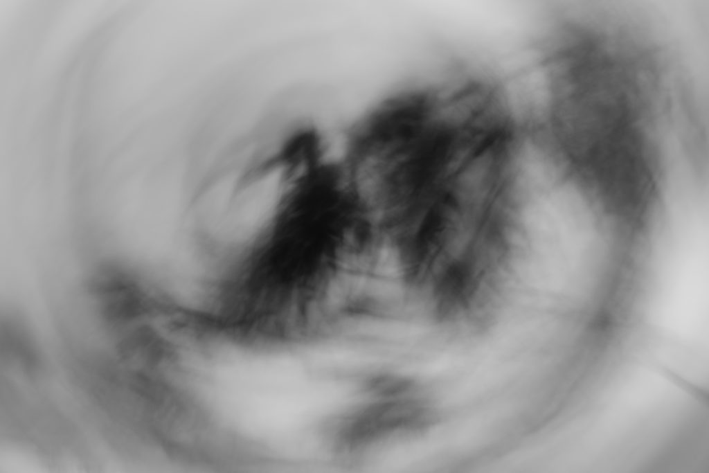 Ein abstrakt verwirbeltes Bild in schwarz weiss, wirkt wie ein Albtraum