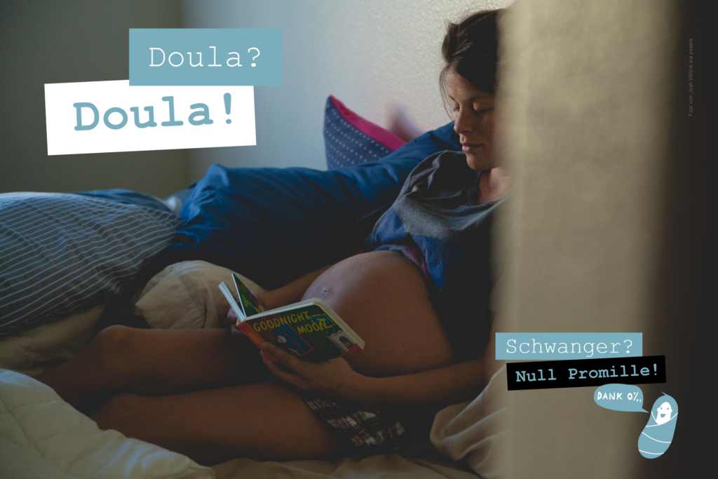 Eine schwangere Frau liegt am Bett und liest ein Kinderbuch. Vielleicht überlegt Sie dabei ob Sie eine Doula zur Hebamme möchte...