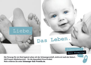 Bild von Füssen im Bett neben dem Bild einer Frau, die ein Baby hält, dazu der Spruch "Liebe. Das Leben."