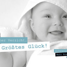 Bild von einem in ein Handtuch eingewickelten Baby, dazu der Spruch "Kleiner Verzicht. Größtes Glück!."