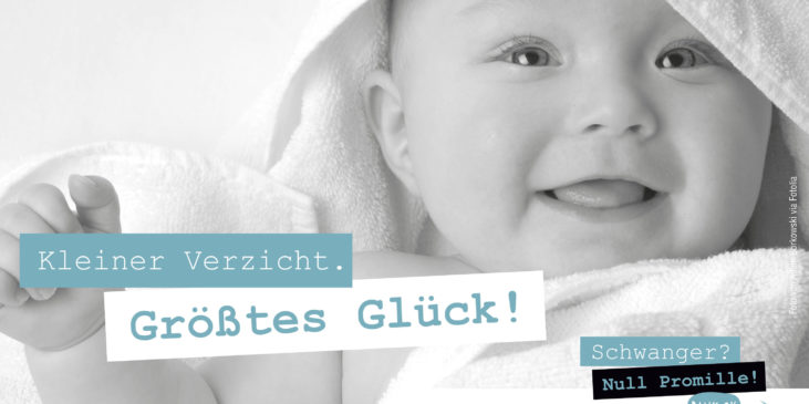 Bild von einem in ein Handtuch eingewickelten Baby, dazu der Spruch "Kleiner Verzicht. Größtes Glück!."